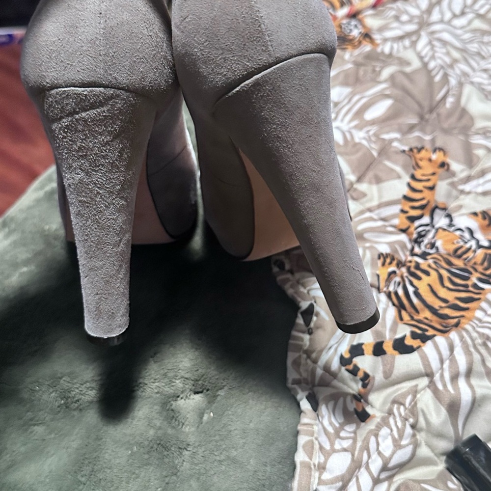 Pour La Victoire Gray Suede Heels
